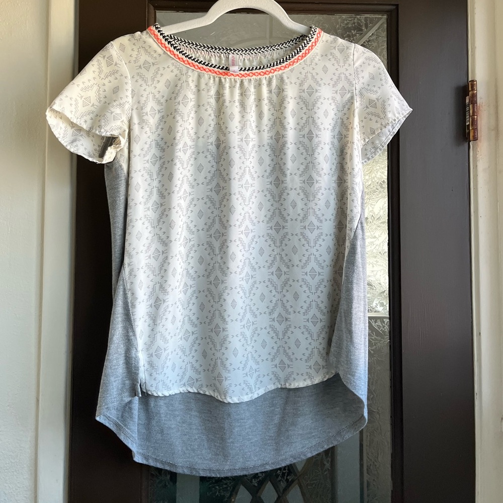Grey T-shirt with print front